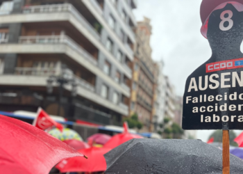 Una manifestación recuerda en Oviedo a los dos fallecidos en El Musel