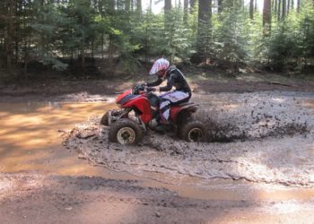 Herido el conductor de un quad tras caer por un desnivel de treinta metros en Bimenes
