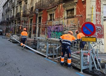 El Jazmín se blinda frente a los derribos: instalan un paso cubierto para proteger a los viandantes