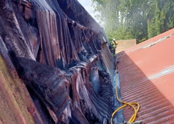 Un incendio calcina parte del tejado del IES de Noreña