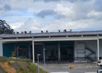 Disolventes y pinturas para barcos, la causa del incendio que arrasó la nave de COGERSA en Serín