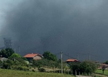 Una explosión en Arcelor deja tres heridos y un incendio aún activo, aunque controlado, en la planta de Gijón