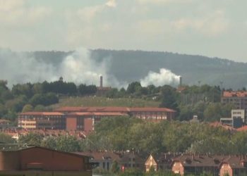 Una explosión en Arcelor deja tres heridos y un incendio aún activo, aunque controlado, en la planta de Gijón