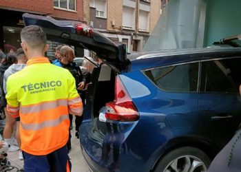 Un coche ‘aluniza’ en una peluquería canina tras ser embestido por otro turismo en un cruce de El Llano