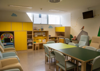 El HUCA estrena una renovada sala de espera para niños