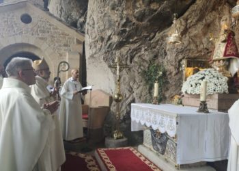 «Quema iglesias» y «trasnochados anticlericales»: un concejal de Foro Laviana opina sobre el ‘plantón’ al arzobispo en Covadonga