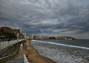 Kirk llega a Gijón: los fuertes vientos y la lluvia marcarán la jornada de este miércoles