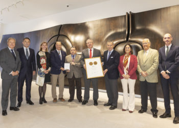 La Cámara de Comercio de Gijón entrega la medalla conmemorativa del centenario de FIDMA a Caja Rural de Asturias