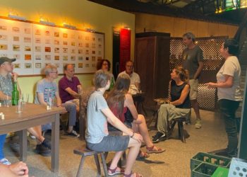 La tricampeona de escanciado que te enseñará a echar culinos «como Dios manda» en el Museo de la Sidra