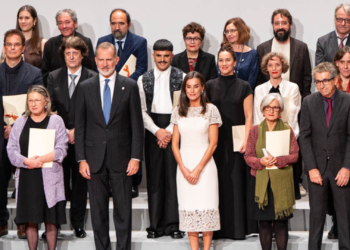 De asturiana a asturiano: la reina entrega el Premio Nacional de las Músicas Actuales a Rodrigo Cuevas