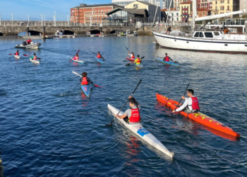 El piragüismo vuelve a Gijón: primer entrenamiento del Grupo Covadonga en el Puerto Deportivo