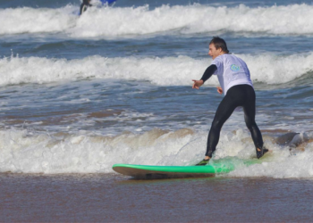 Jóvenes con necesidades especiales disfrutan del surf en las EDP Open Sessions en Gijón