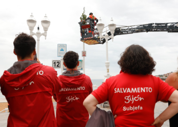 Gijón cierra sin muertes su temporada de baños: «Queríamos los arenales más seguros del Cantábrico y lo estamos consiguiendo»