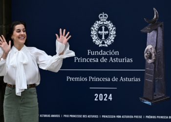 Carolina Marín recibe el cariño de los asturianos en las puertas del Reconquista: «Mi carrera en un sueño cumplido»