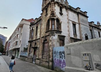 La Policía desaloja a varios ‘okupas’ del palacio de don Ladislao Menéndez: «Te queda un disgusto inmenso»