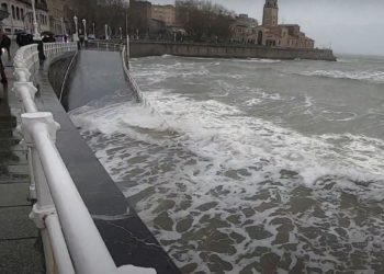 Estas son las recomendaciones de los servicios de emergencia para protegerse de ‘Kirk’: evitar los paseos por la costa y coger el coche lo necesario