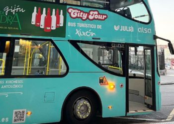 El ‘Sidrobús’ echa a rodar: el icono del Certamen ‘Gijón de Sidra’ ya conecta los negocios sidreros de la ciudad