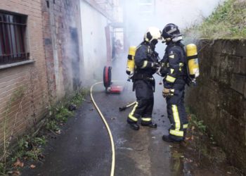 Desechos y colchones abandonados, combustible del incendio que ha calcinado un bajo en Riosa