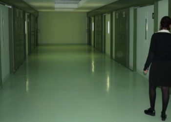 Un funcionario de prisiones se enfrenta a un año de cárcel por torturar a un reo inmovilizado en Villabona