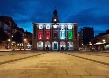 La bandera palestina brilla en el Ayuntamiento de Mieres en el primer aniversario «del genocidio»