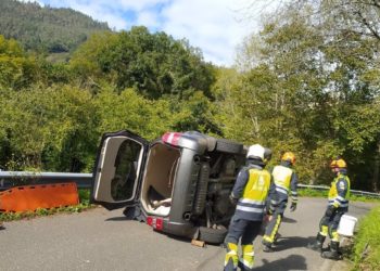 Excarcelan a un conductor tras volcar su vehículo en Piloña