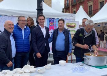 Medio millar de personas participa en la alubiada de la Feria de Productos de León en Gijón