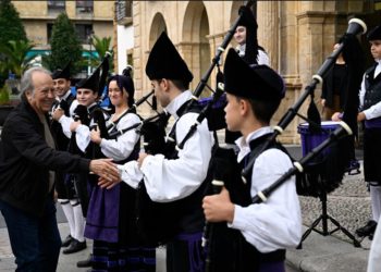 Serrat, emocionado en Oviedo: «Que a uno lo despierten con gaitas es maravilloso»