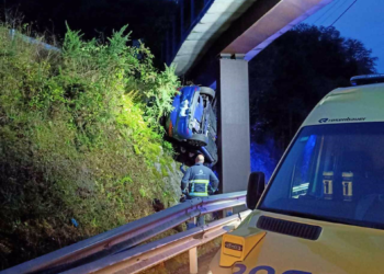 Herido un conductor en Aller tras caer carretera abajo y empotrarse contra un terraplén