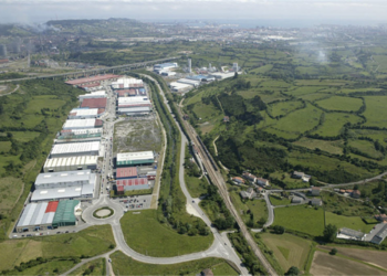 Nuevo accidente laboral: un trabajador de 37 años sufre un aplastamiento en el polígono de Somonte