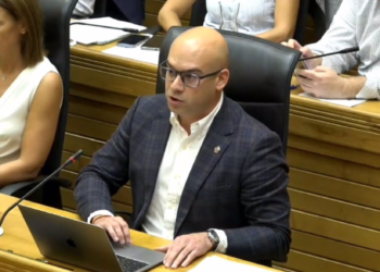 Lo más destacado del Pleno: la rehabilitación de Prendes Pando tendrá que esperar, mientras que la ‘banderona’ de España está en camino