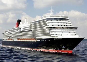 El crucero Queen Anne llega a Gijón en su primera escala en El Musel