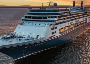 El Borealis, el crucero ‘misterioso’, ya está en Gijón con casi mil pasajeros a bordo