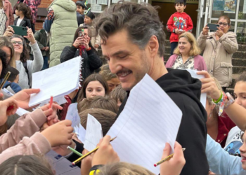 La sorpresa que no olvidarán unos escolares: Pedro Pascal desata la locura entre alumnos y familias en Oviedo