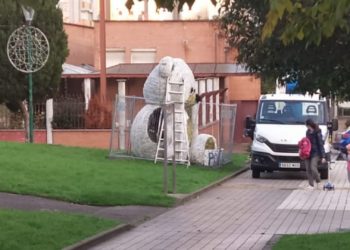 La Navidad gijonesa es más que una ‘estrellona’… En el Polígono ya tienen (casi) a punto su icónico ‘Poligosín’