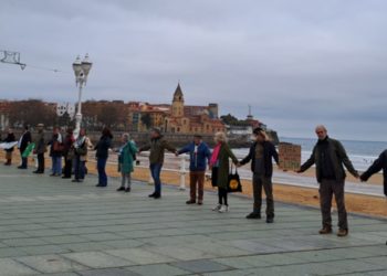 Gijón, la barrera humana frente a la presión climática: «No tenemos tiempo, ni planeta, para otra cumbre fracasada»