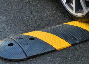 La Policía Local investiga el robo del reductor de velocidad y la retirada de señales en la carretera del Infanzón