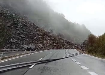 Un ‘argayo’ bloquea por completo la Autopista del Huerna a la altura de Lena