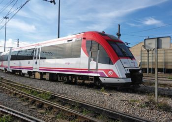 Adiós a los últimos vestigios estéticos de FEVE: los trenes de vía estrecha se pasan al blanco y al rojo