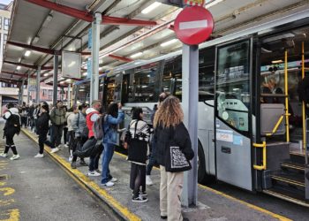 Resignación, calma y algún despiste en la primera jornada de paros en los autobuses: «Ah… ¿Que hay huelga?»