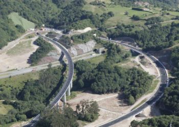 La tragedia vuelve a cebarse con el ámbito laboral: fallece un operario de carreteras, atropellado en Langreo
