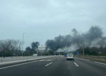 Movilizados bomberos del SEPA, de Gijón y de Oviedo para combatir un incendio en el Polígono de Silvota