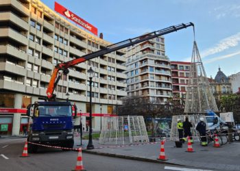 El alumbrado navideño sigue su avance en Gijón: ya ha llegado a la plazuela de San Miguel