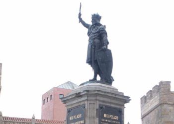 El hombre que dio forma al ‘Pelayo’ de Gijón: un libro reseña la obra del escultor José María López Rodríguez