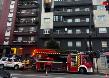 Noche de impacto en Laviada: un incendio devora parte de un piso en el cruce de Llaranes con Constitución