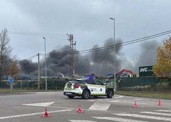 Piden a los vecinos de Santa Rosa, en Llanera, que no salgan de casa mientras se sofoca el fuego en Silvota