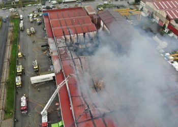 Los bomberos acotan el incendio de Silvota y se levantan las recomendación de quedarse en casa