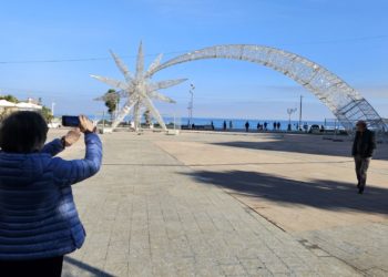 La ‘estrellona’ de Navidad ya surca los cielos (o, más bien, las aceras) del Náutico