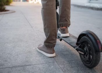 Nuevo incidente con un patinete eléctrico: la explosión de su batería quema parcialmente un comercio en Villaviciosa