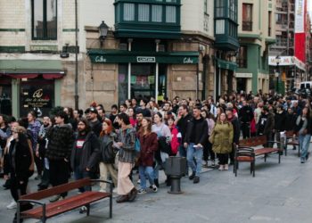 Decenas de jóvenes protestan por la falta de acceso a la vivienda en Gijón: «Frente a rentistes y especuladores, organicémonos»