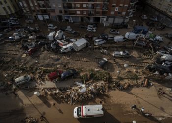 Doce bomberos asturianos trabajan ya en Valencia ayudando a los damnificados de la DANA
